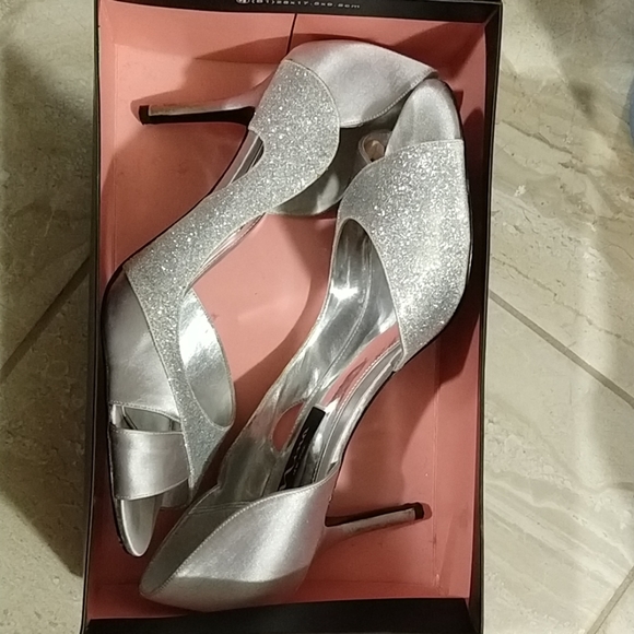 Silver sparkly heels - Picture 1 of 4